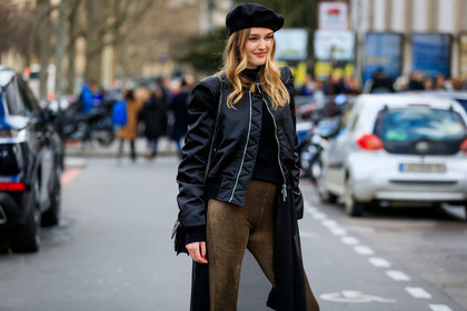 black beret, black bombers, black pullover, black leather bag, black cardigan, kaki pants, velvet pants, corduroy pants, long cardigan, sheer cardigan, satin bombers, saint laurent bag, animal skin bag, shoulder bag, silvered chain strap bag, fashion week, frenchystyle, FW, jonathan paciullo, street style, PFW, PARIS, horizontal, atmosphere details, detail