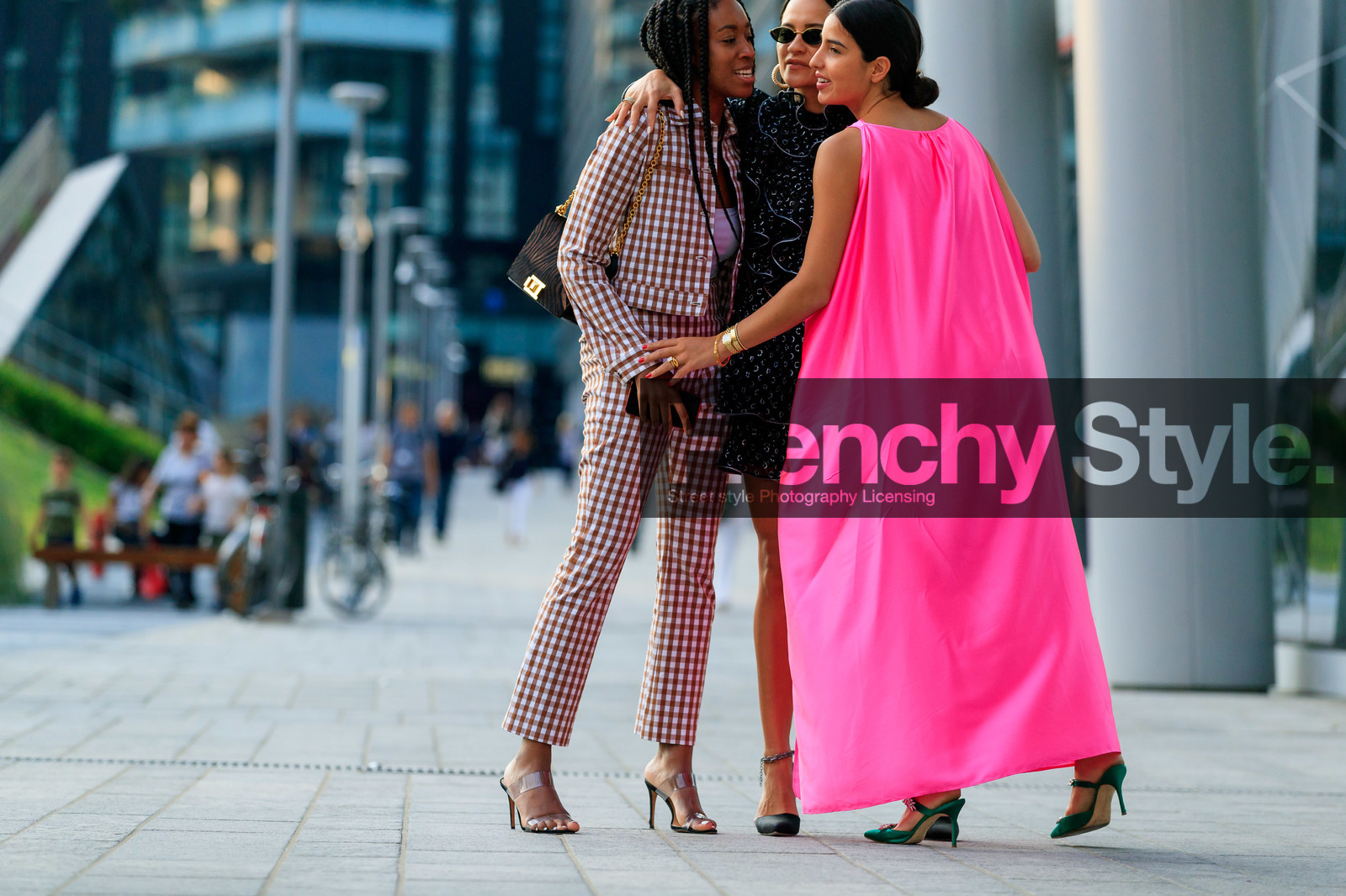 bettina looney, anna rosa vitiello, chrissy rutherford, pink dress, long dress, sleeveless dress, knoted dress, loose dress, bottega veneta bag, white bag, satin bag, multi rings, white ring, golden rings, green shoes, strassed shoes, satin shoes, mini dress, black dress, ruffle dress, high collar dress, polka dots dress, butterfly sunglasses, metalic frame sunglasses, hoop earrings, black shoes, sharp end shoes, chain detail shoes, high heels shoes, checked jacket, checked pants, checked suits, checked total look, vichy printed jacket, vichy printed pants, sheer straps slippers, high heels slippers, fashion week, frenchystyle, FW, jonathan paciullo, street style, MFW, MILAN, SPRING SUMMER 2020, SS 20