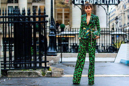 atmosphere details, AUTUMN WINTER 2016-2017, AW 16-17, blazer, camo jacket, camo pants, camouflage, doina ciobanu, FALL WINTER 2016-2017, fashion week, frenchystyle, full length, FW, FW 16-17, green bag, green jacket, green pants, green scarf, green suit, HAUTE COUTURE, horizontal, jonathan paciullo, kaki suit, leather bag, MENSWEAR, military pants, PARIS, PFW, printed bag, printed jacket, printed pants, printed suit, street style, tied up scarf, tone on tone, total look green, trousers, versace