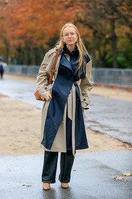 alexandra carl, aviator glasses, metalic frame sunglasses, dangling earrings, pearl earrings, black leather pants, black leather trench coat, beige trench coat, belted trench coat, camel leather bag, louis vuitton bag, bucket bag, beige leather shoes, PARIS, PFW, SPRING SUMMER 2020, SS 20, fashion week, frenchystyle, FW, jonathan paciullo, street style, vertical, full length