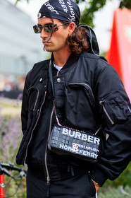 burberry bag, burberry sunglasses, metalic frame sunglasses, square shape glasses, black scarf, 90's look, black bombers, black leather bag, crossbody bag, letter printed bag, fashion week, frenchystyle, FW, jonathan paciullo, street style, vertical, detail, atmosphere details