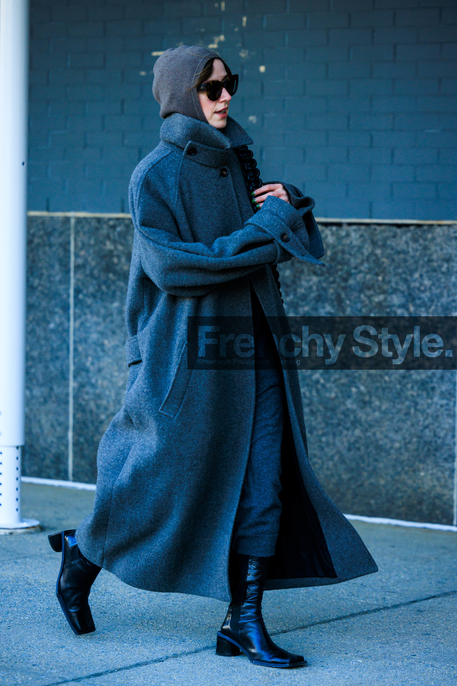 grey trench coat, wool trench, long trench coat, grey hoodie, black boots, leather boots, black handbag, leather handbag, minimal look, black sunglasses, street style, jonathan paciullo, FW, frenchystyle, fashion week, NYFW, NEW YORK, AUTUMN WINTER 2022-2023, FALL WINTER 2022_2023, FW 22-23, vertical, full length