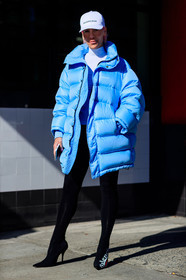 balenciaga, black leggings, black shoes, blue jacket, down jacket, high heels, leather shoes, white cap, white top, street style, jonathan paciullo, FW, frenchystyle, fashion week, NYFW, NEW YORK, AUTUMN WINTER 2018-2019, AW 18-19, FALL WINTER 2018-2019, FW 18-19, vertical, full length