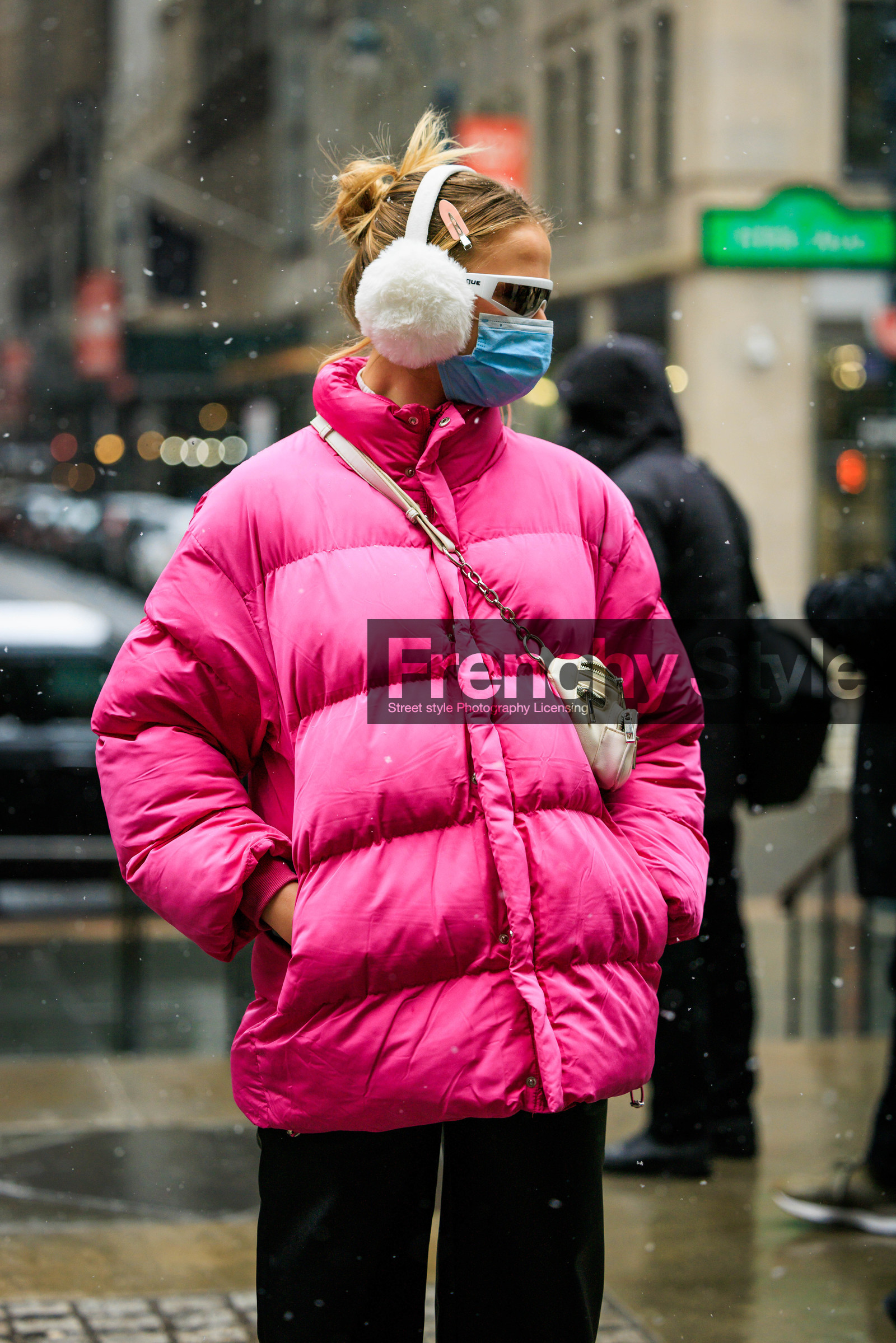 pink jacket, puffy jacket, puffy cream winter jacket, furry headphones, white headphones, banana bag, black pants, hair details, fashion week, frenchystyle, FW, jonathan paciullo, street style, NYFW, NEW YORK, AUTUMN WINTER 2022-2023, FALL WINTER 2022_2023, FW 22-23, vertical, atmosphere details