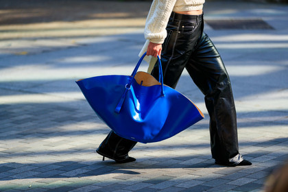 jil sander bag, oversize bag, blue leather bag, black leather pants, fashion week, frenchystyle, FW, jonathan paciullo, street style, atmosphere details, horizontal, detail