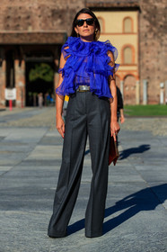 purple blouse, blue blouse, sleeveless blouse, ruffle blouse, grey pants, oversize pants, belted pants, rayban sunglasses, alberta ferretti top, fashion week, frenchystyle, FW, jonathan paciullo, street style, MFW, MILAN, SPRING SUMMER 2021, SS 21, vertical, detail