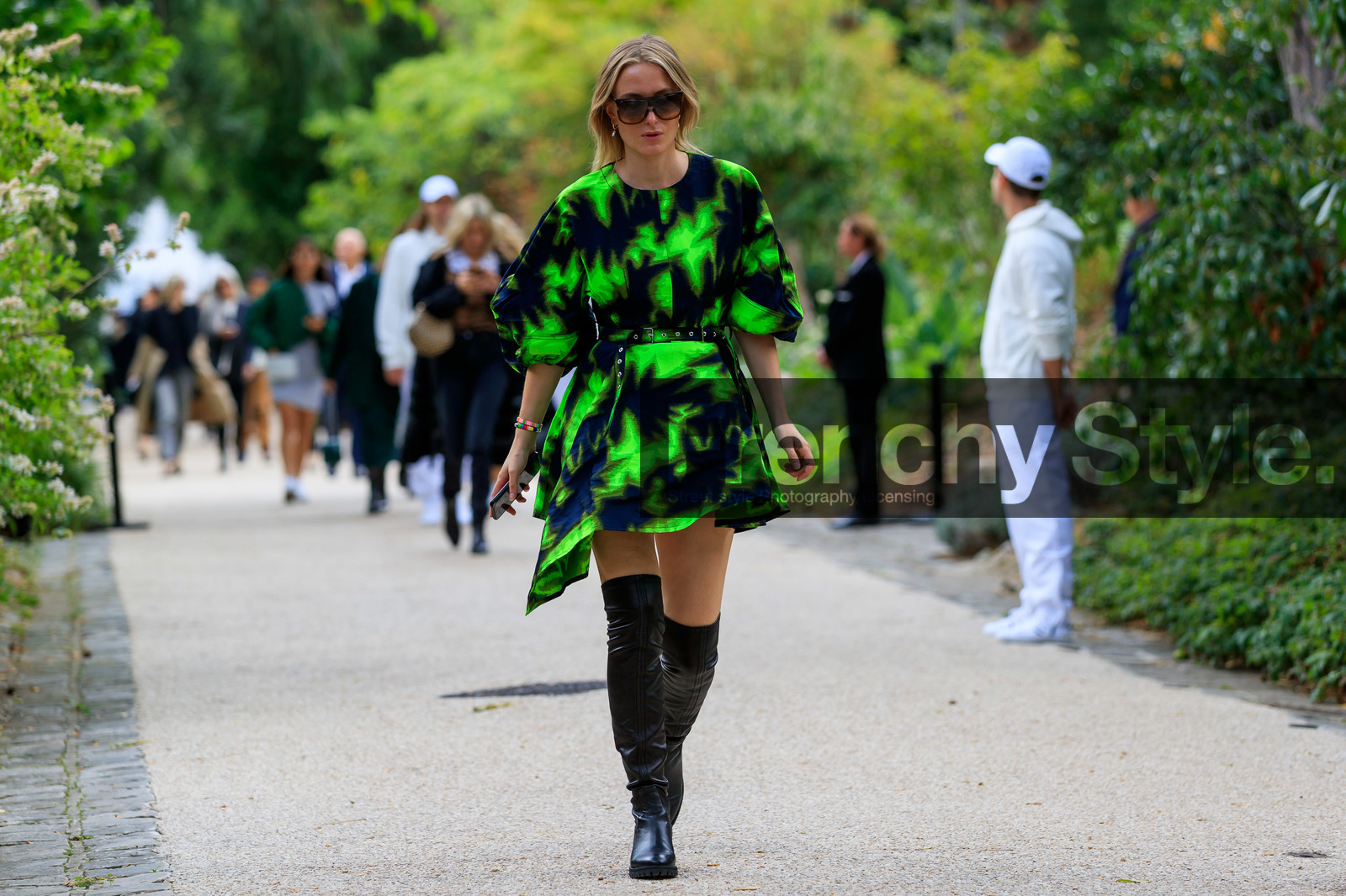 neon green dress, navy blue dress, tie and dye dress, asymetrical dress, mini dress, short sleeves dress, belted dress, scale sunglasses, big sunglasses, high boots, black leather boots, lucky charm bracelet, pearl bracelet, multicolor bracelet, PARIS, PFW, SPRING SUMMER 2020, SS 20, fashion week, frenchystyle, FW, jonathan paciullo, street style, horizontal, atmosphere details, full length