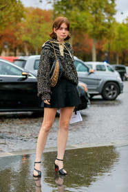 molly and reese blustein, chanel bag, chanel pullover, black pullover, black skirt, black leather bag, black leather sandals, black leather shoes, mini skirt, pleated skirt, lurex pullover, golden pullover, big collar, quilted bag, shoulder bag, belt bag, multi strap bag, golden chain strap bag, pearl strap bag, hair clip, PARIS, PFW, SPRING SUMMER 2020, SS 20, fashion week, frenchystyle, FW, jonathan paciullo, street style, vertical, full length