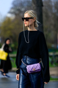 linda tol, tol sunglasses, big sunglasses, square shape glasses, pearl strap sunglasses, black pullover, belt bag, lilac bag, lilac belt, quilted bag, quilted belt, navy blue pants, navy blue vinyl pants, vinyl pants, carrot pants, chanel bag, chanel belt, fashion week, frenchystyle, FW, jonathan paciullo, street style, PFW, PARIS, vertical, atmosphere details, detail