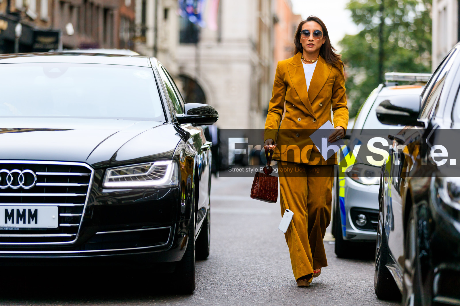 blazer, brown bag, brown suit, camel jacket, camel pants, camel suit, elizabeth von der goltz, leather bag, necklace, sunglasses, trousers, fashion week, frenchystyle, FW, jonathan paciullo, street style, LFW, LONDON, SPRING SUMMER 2019, SS 19, atmosphere details, horizontal, full length
