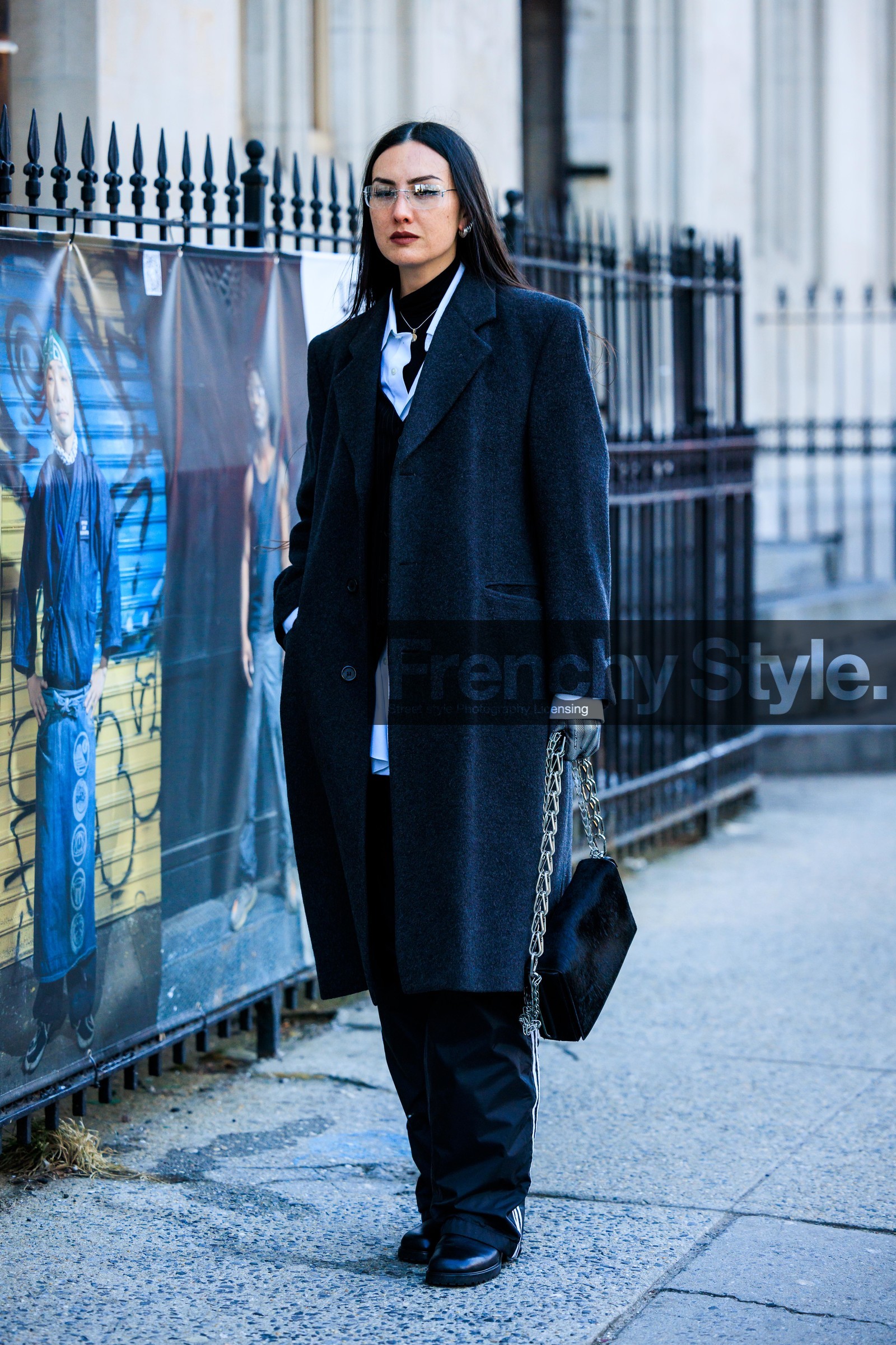 details, full black look, black pants, white striped pants, black handbag, glasses, leather boots, black boots, black coat, chain handbag, white shirt, grey gloves, fashion week, frenchystyle, FW, jonathan paciullo, street style, NYFW, NEW YORK, AUTUMN WINTER 2022-2023, FALL WINTER 2022_2023, FW 22-23, vertical, full length
