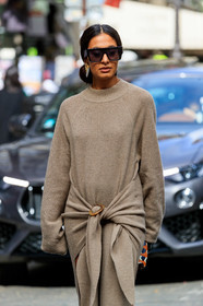 nausheen shah, knit dress, knitwear, beige dress, long sleeves dress, split dress, belted dress, long dress, drape dress, big earrings, black earrings, big sunglasses, round shape earrings, white earrings, golden earrings, PARIS, PFW, SPRING SUMMER 2020, SS 20, fashion week, frenchystyle, FW, jonathan paciullo, street style, vertical, atmosphere details, detail