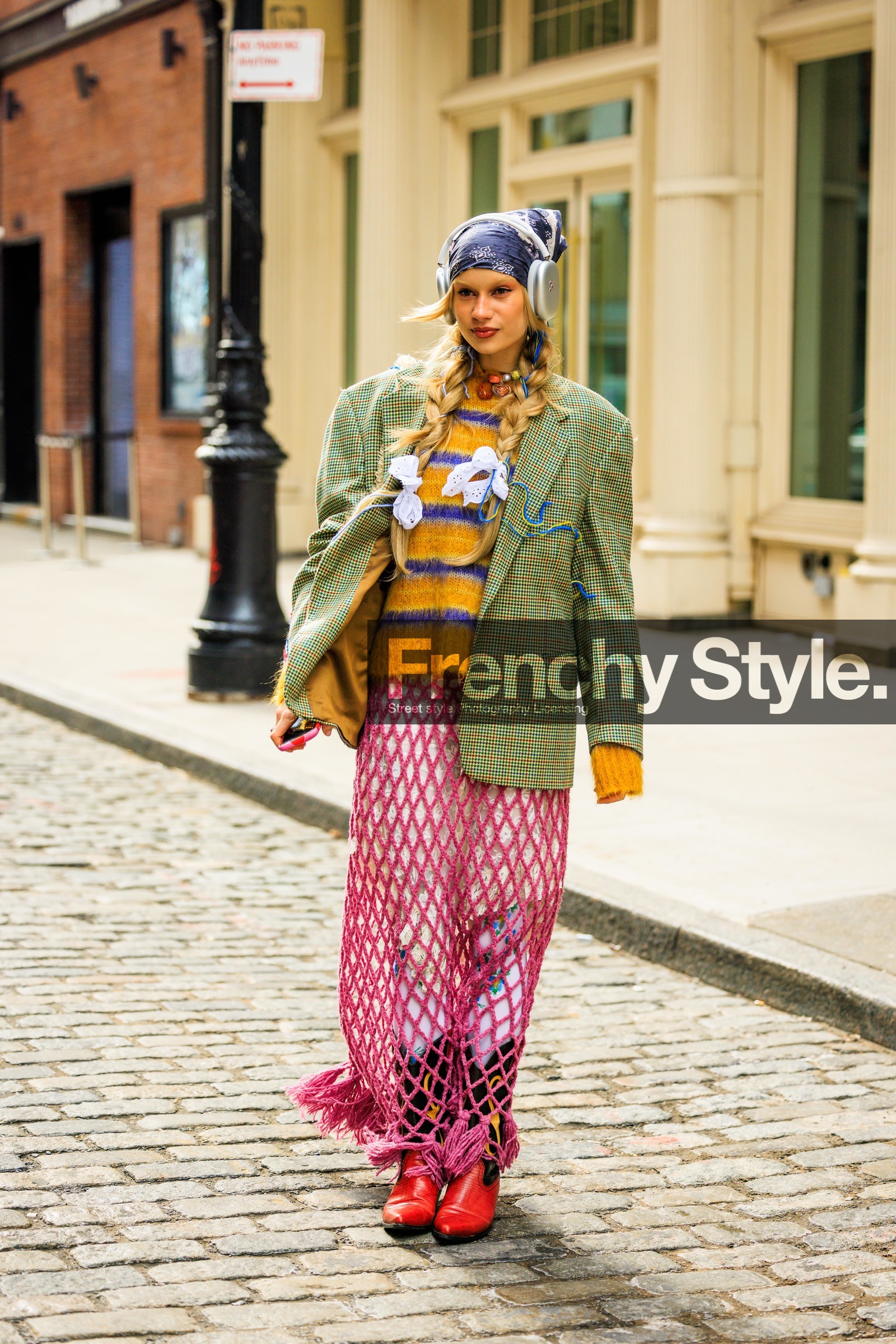 fishnet skirt, pink long, skirt, dark green blazer, plaid blazer, knitted jumper, stripes jumper, multicolor jumper, pigy tails, white hair bows, blue bandana, hair bandana, headphones, red bottines, stones necklace, mutlticolor necklace, lindsay vrckovnik, street style, jonathan paciullo, FW, frenchystyle, fashion week, NYFW, NEW YORK, AUTUMN WINTER 2022-2023, FALL WINTER 2022_2023, FW 22-23, vertical, full length