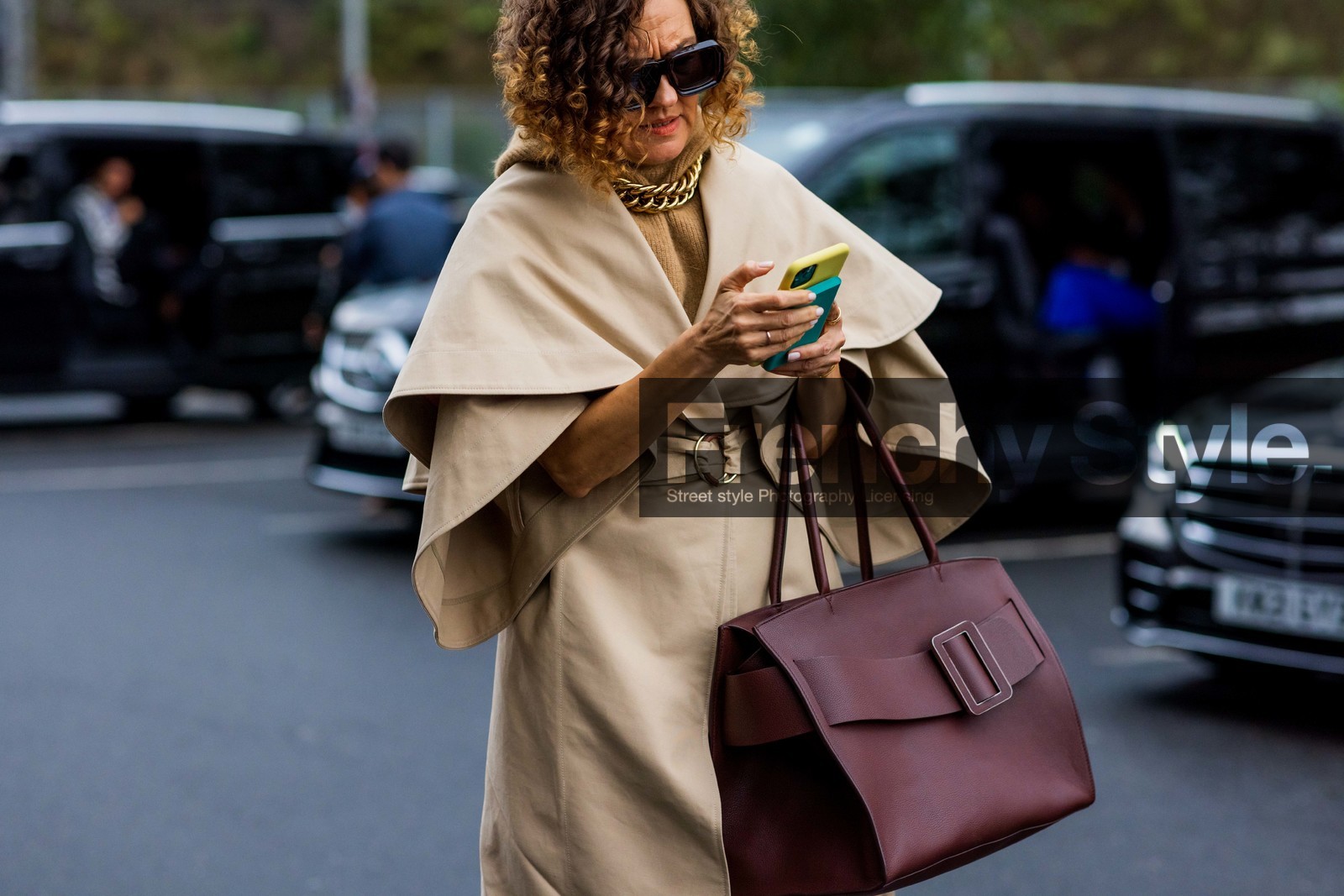 coat, trench, handbag, burgundy, beige, necklace, sunglasses, fashion week, frenchystyle, FW, jonathan paciullo, street style, SPRING SUMMER 2022, SS 22, LFW, LONDON, horizontal, atmosphere details, detail