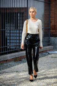white pullover, white leather bag, golden chain strap bag, shoulder bag, big chain strap bag, bottega veneta bag, polish pants, black pants, black polish pants, philosophy pants, suede pumps, black pumps, metalic frame sunglasses, small sunglasses, caro daur, street style, jonathan paciullo, FW, frenchystyle, fashion week, MFW, MILAN, SPRING SUMMER 2021, SS 21, vertical, full length