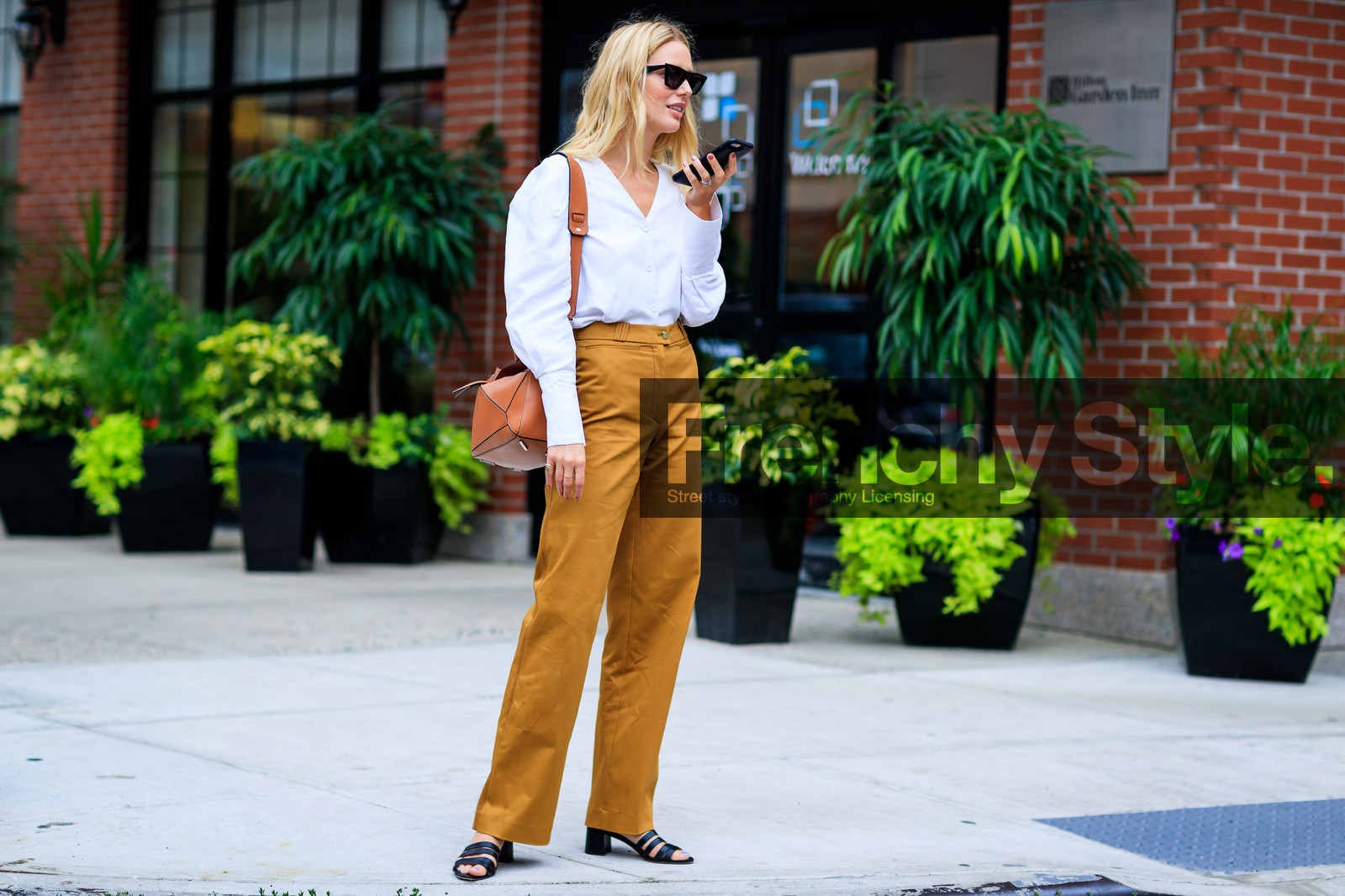 camel pants, high heels, leather shoes, sunglasses, trousers, white shirt, fashion week, frenchystyle, FW, jonathan paciullo, street style, NYFW, NEW YORK, SPRING SUMMER 2019, SS 19, atmosphere details, horizontal, full length