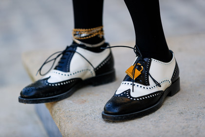 black and white shoes, bracelet, derbies, leather shoes, tights, fashion week, frenchystyle, FW, jonathan paciullo, street style, PFW, PARIS, horizontal, atmosphere details, detail, AUTUMN WINTER 2018-2019, FALL WINTER 2018-2019, FW 18-19, caro daur