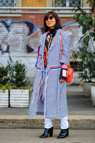 AUTUMN WINTER 2017-2018, AW 17-18, black shoes, denim pants, FALL WINTER 2017-2018, fashion week, frenchystyle, full length, FW, FW 17-18, graphic coat, high heels, jeans, jonathan paciullo, leather bag, leather shoes, liz yu, MFW, MILAN, orange bag, orange jacket, printed coat, printed jacket, printed shirt, red bag, street style, sunglasses, trousers, vertical, vêtements, white denim