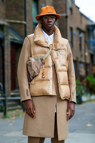 jean jacques ndjoli, beige total look, beige pants, beige look, beige coat, orange hat, pleated hat, metalic frame sunglasses, sleeveless coat, down jacket, sleeveless down jacket, burberry bag, crossbody bag, monogrammed bag, fashion week, frenchystyle, FW, jonathan paciullo, street style, vertical, detail, atmosphere details