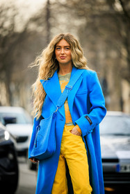 printed top, yellow top, blue coat, hermes bag, leather bag, curly hair, blond, longhair, yellow pants, denim, emili sindlev, street style, jonathan paciullo, FW, frenchystyle, fashion week, AUTUMN WINTER 2022-2023, FALL WINTER 2022_2023, FW 22-23, PFW, PARIS, vertical, detail, crossbody bag