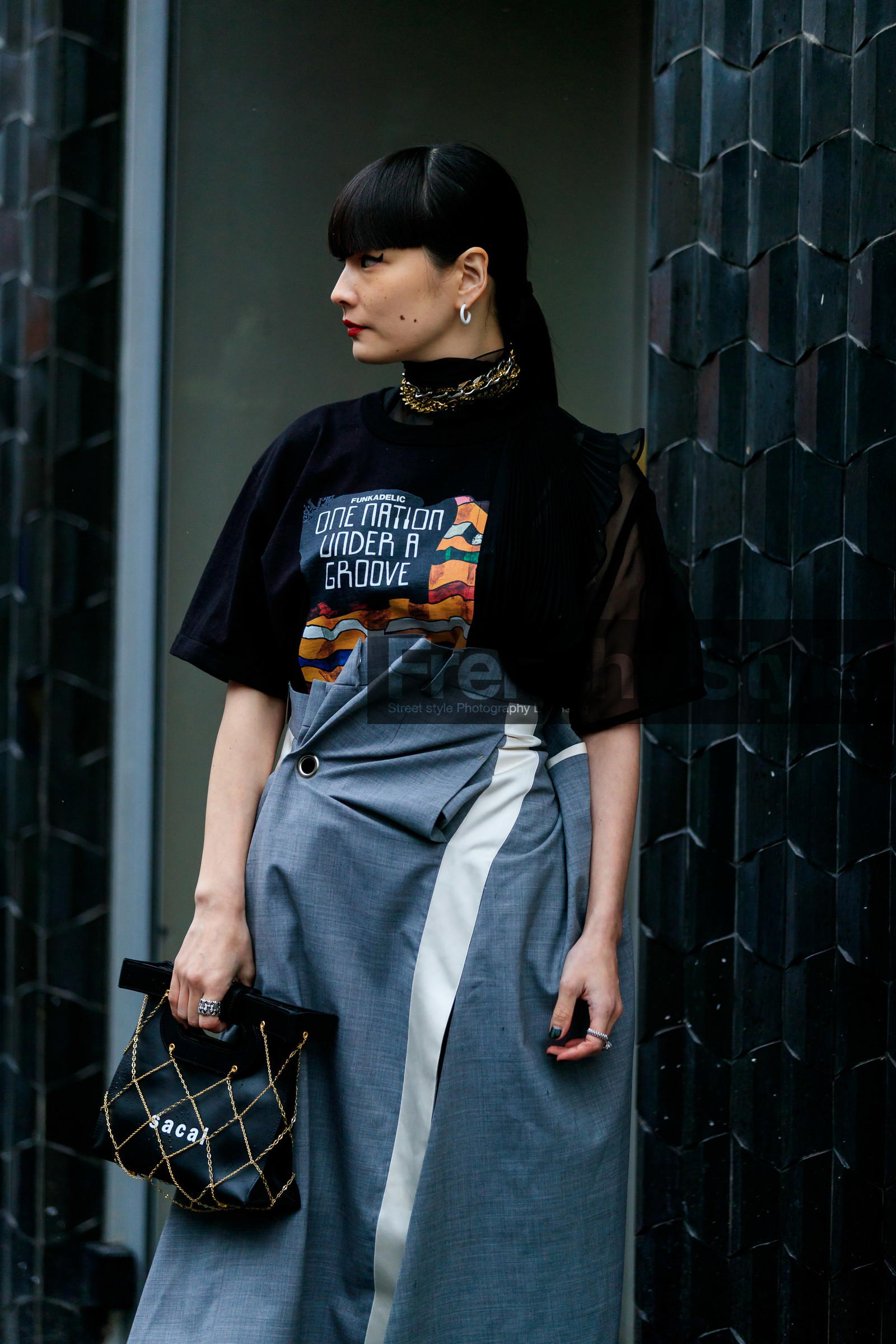 kozue akimoto, black t-shirt, black blouse, pleated blouse, ruffle blouse, printed blouse, printed t-shirt, short sleeve blouse, short sleeves t-shirt, grey skirt, asymetrical skirt, drape skirt, black leather bag, chain details, golden chain strap bag, sacai bag, sacai skirt, sacai top, hand bag, high waist skirt, long skirt, golden necklace, silvered necklace, multi necklace, big chain necklace, fashion week, frenchystyle, FW, jonathan paciullo, street style, PFW, PARIS, vertical, atmosphere details, detail