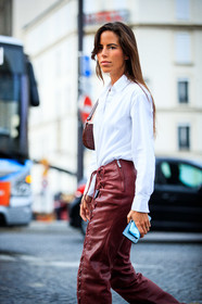 nina urgell cloquell, white shirt, white t-shirt, burgundy leather pants, laced pants, brown leather bag, shoulder bag, animal skin bag, animal skin boots, fashion week, frenchystyle, FW, jonathan paciullo, street style, PFW, PARIS, SPRING SUMMER 2021, SS 21, vertical, atmosphere details, detail