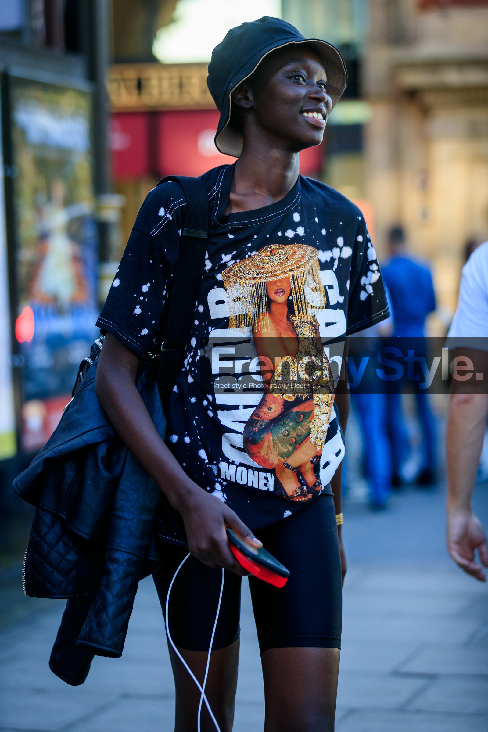 model, black hat, black t-shirt, printed t-shirt, cardi b t-shirt, black shorts, tight shorts, fashion week, frenchystyle, FW, jonathan paciullo, street style, vertical, detail, atmosphere details