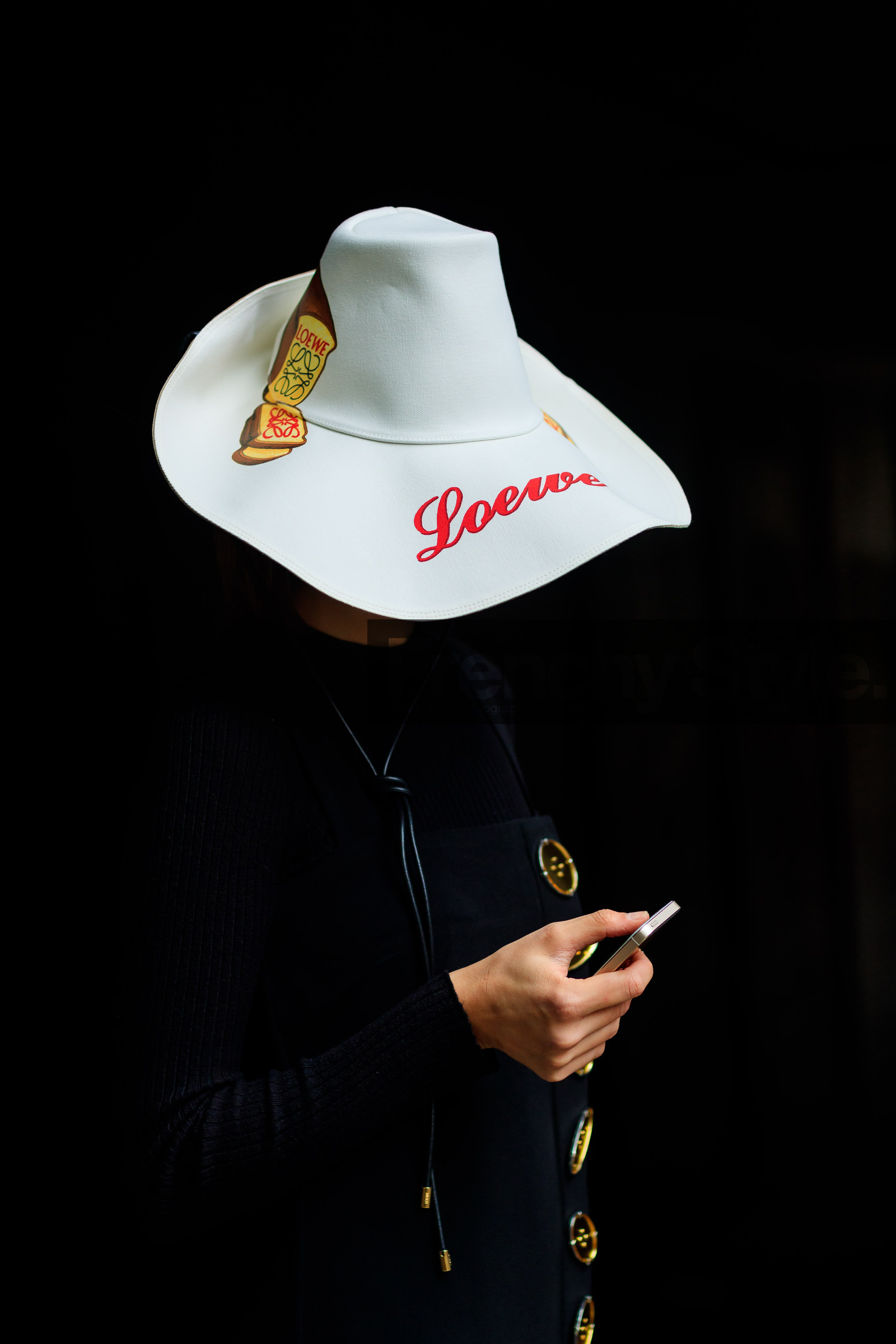 atmosphere details, black dress, black sweater, detail, fashion week, frenchystyle, FW, golden details, jonathan paciullo, LFW, loewe, LONDON, printed hat, SPRING SUMMER 2018, SS 18, street style, vertical, white hat