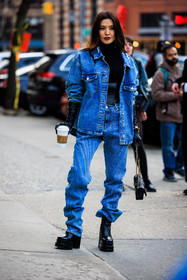 denim look, platform black boots, bkac turtkeneck, black lether gloves, fashion week, frenchystyle, FW, jonathan paciullo, street style, NYFW, NEW YORK, AUTUMN WINTER 2022-2023, FALL WINTER 2022_2023, FW 22-23, vertical, full length