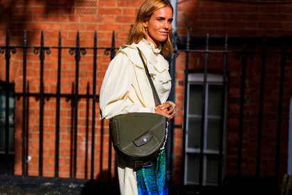 beige shirt, blanca miro scrimieri, blue skirt, graphic bag, graphic skirt, green bag, jw anderson, leather bag, printed bag, printed skirt, white blouse, fashion week, frenchystyle, FW, jonathan paciullo, street style, LFW, LONDON, SPRING SUMMER 2019, SS 19, atmosphere details, horizontal, detail