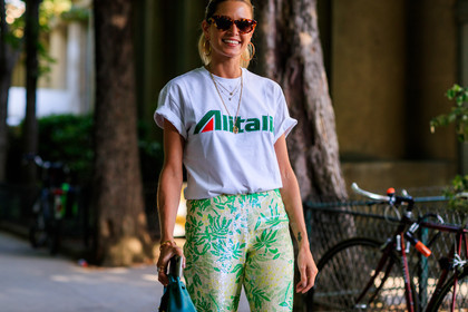 embroidered pants, glitter, graphic pants, green bag, green pants, leather bag, necklace, printed pants, printed t shirt, sequined pants, sunglasses, trousers, white t shirt, fashion week, frenchystyle, FW, jonathan paciullo, street style, PFW, PARIS, horizontal, atmosphere details, detail, AUTUMN WINTER 2018-2019, FALL WINTER 2018-2019, FW 18-19, helena bordon