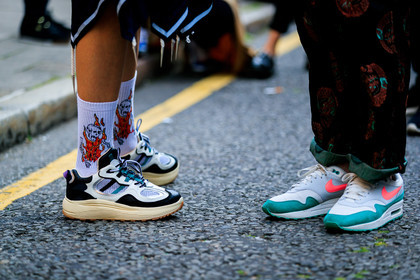 black shoes, grey sneakers, leather shoes, nike, printed pants, veronika heilbrunner, white socks, fashion week, frenchystyle, FW, jonathan paciullo, street style, LFW, LONDON, SPRING SUMMER 2019, SS 19, atmosphere details, horizontal, detail