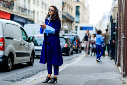 atmosphere details, AUTUMN WINTER 2016-2017, aviator sunglasses, AW 16-17, black bag, black mules, blue coat, blue pants, blue shirt, choker, crop top, FALL WINTER 2016-2017, fashion week, frenchystyle, full length, FW, FW 16-17, HAUTE COUTURE, high heels, horizontal, jonathan paciullo, leather bag, leather shoes, men shirt, MENSWEAR, necklace, PARIS, PFW, printed t shirt, street style, sunglasses, trousers, white t shirt