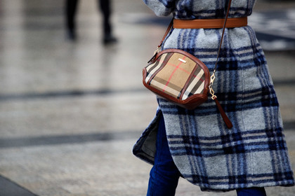 back details, bag detail, crossbody bag, checked coat, grey coat, blue coat, isabel marant coat, checked bag, burberry bag, camel bag, brown leather bag, PARIS, PFW, fashion week, frenchystyle, FW, jonathan paciullo, street style, SPRING SUMMER 2021, SS 21, horizontal, atmosphere details, detail