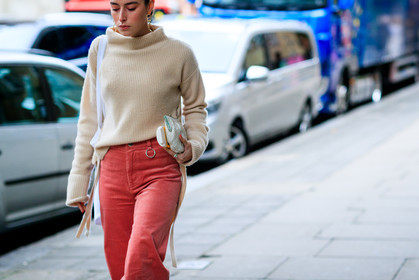 atmosphere details, beige sweater, detail, fashion week, frenchystyle, FW, horizontal, jonathan paciullo, leather bag, LFW, LONDON, pink pants, SPRING SUMMER 2018, SS 18, street style, trousers