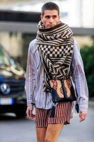 marc forne, etro shirt, etro shorts, etro bag, etro look, striped shirt, striped shorts, lilac shirt, burgundy shorts, ethnic bag, embroidered bag, black leather bag, crossbody bag, striped scarf, woolen scarf, brown scarf, white scarf, checked scarf, fashion week, frenchystyle, FW, jonathan paciullo, street style, MFW, MILAN, AUTUMN WINTER 2020-2021, FALL WINTER 2020-2021, FW 20-21, vertical, atmosphere details, detail