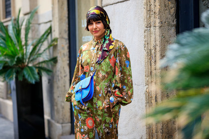 maria bernad, blue leather bag, brown pants, brown shirt, camel leather shoes, crossbody bag, floral print total look, floral printed pants, floral printed scarf, floral printed shirt, loose pants, loose shirt, peter pilotto bagpyjama look, silk pants, silk scarf, silk shirt, fashion week, frenchystyle, FW, jonathan paciullo, street style, MFW, MILAN, SPRING SUMMER 2020, SS 20