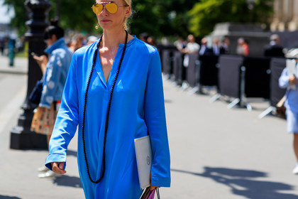 blue dress, necklace, pearls, sunglasses, fashion week, frenchystyle, FW, jonathan paciullo, street style, PFW, PARIS, horizontal, atmosphere details, detail, AUTUMN WINTER 2018-2019, FALL WINTER 2018-2019, FW 18-19