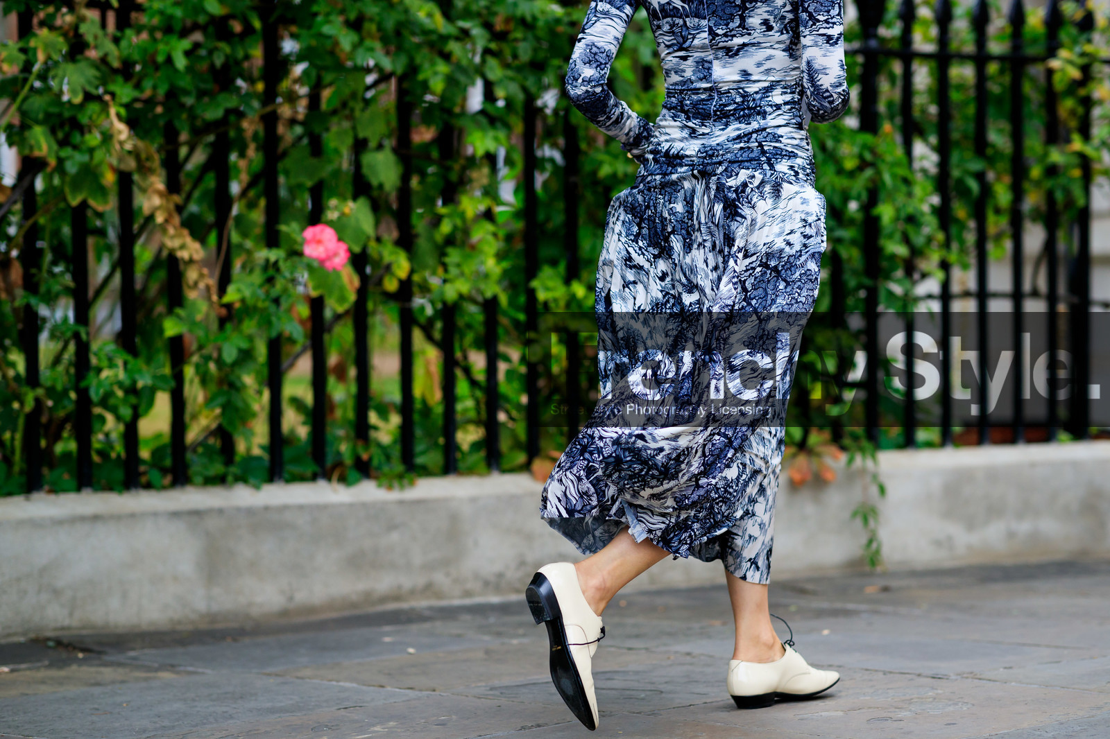 caroline issa, blue dress, white dress, high collar dress, drape dress, pleated dress, long sleeves dress, tight dress, white leather shoes, laced shoes, back details, animal print dress, long dress, fashion week, frenchystyle, FW, jonathan paciullo, street style, atmosphere details, horizontal, detail