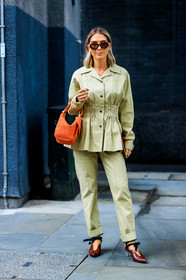 beige jacket, beige pants, bordeaux, burgundy, high heels, leather bag, leather shoes, orange bag, red shoes, sunglasses, trousers, fashion week, frenchystyle, FW, jonathan paciullo, street style, LFW, LONDON, SPRING SUMMER 2019, SS 19, vertical, full length