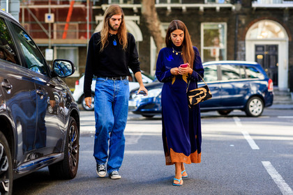 georgia tal, navy blue dress, chain necklace, charms necklace, golden necklace, baguette bag, embroidered dress, animal skin bag, golden earrings, hoop earrings, blue sandals, nude sandals, fashion week, frenchystyle, FW, jonathan paciullo, street style, atmosphere details, horizontal, full length
