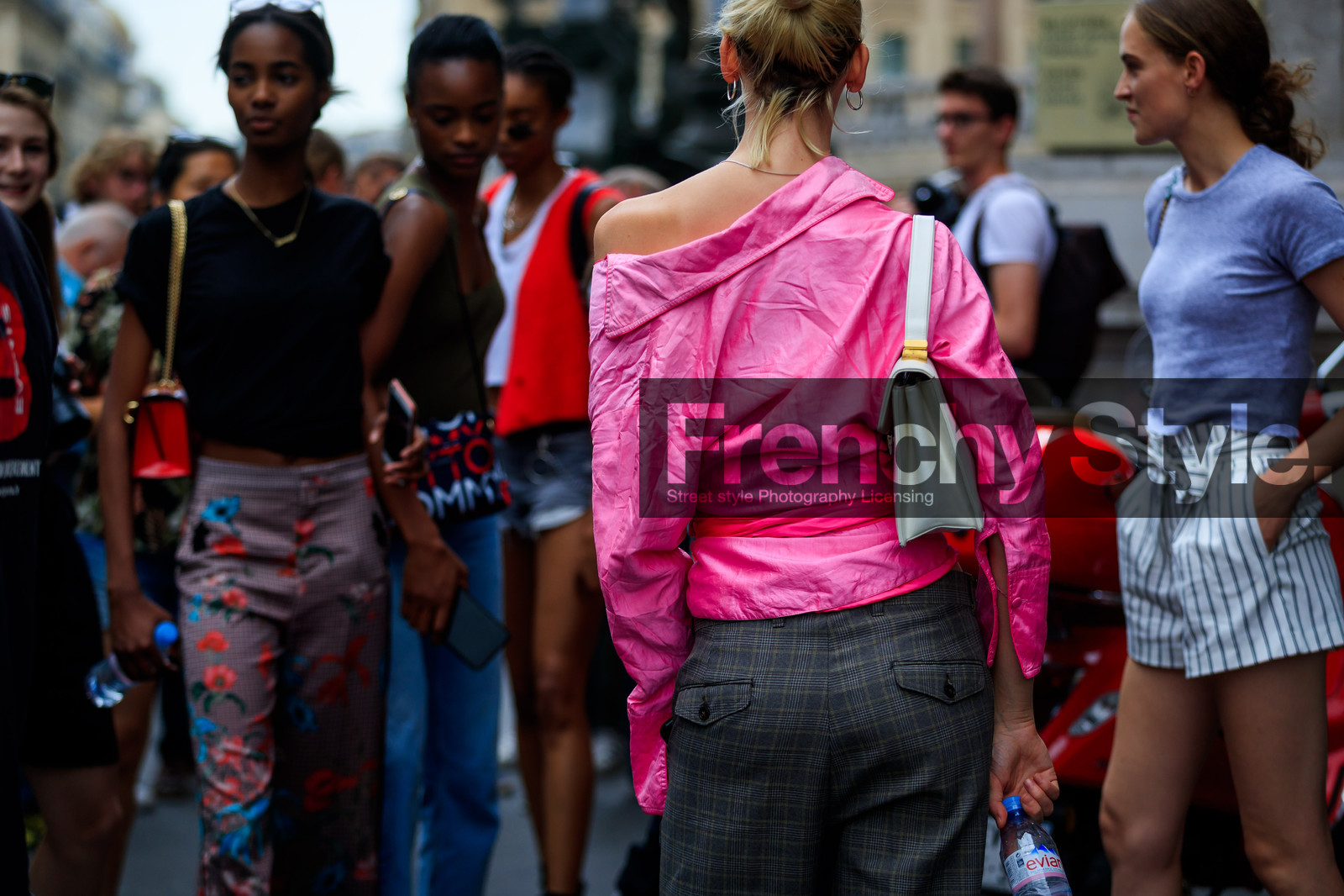 checked, grey pants, leather bag, off the shoulder, pink shirt, plaid, trousers, white bag, fashion week, frenchystyle, FW, jonathan paciullo, street style, PFW, PARIS, atmosphere details, horizontal, detail, model, AUTUMN WINTER 2018-2019, FALL WINTER 2018-2019, FW 18-19, lili sumner