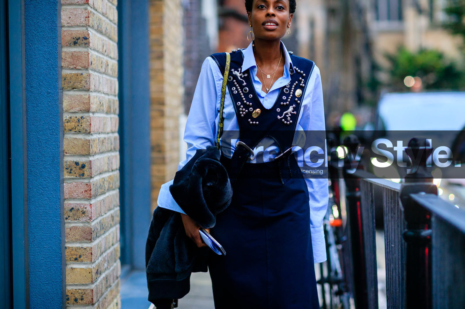 atmosphere details, blue dress, blue shirt, brooch, detail, donna wallace, embroideries, fashion week, frenchystyle, FW, golden jewelry, horizontal, jonathan paciullo, LFW, LONDON, necklace, SPRING SUMMER 2017, SS 17, street style, woman