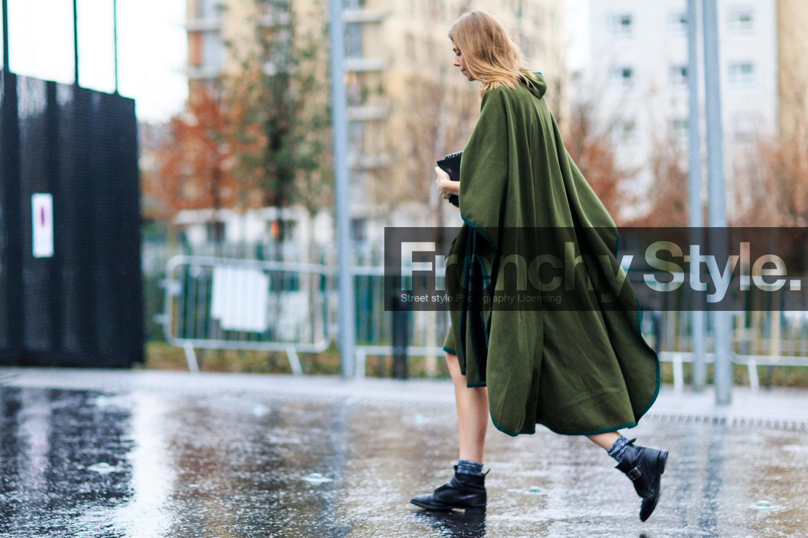 atmosphere details, AUTUMN WINTER 2016-2017, AW 16-17, black boots, cape, FALL WINTER 2016-2017, fashion week, frenchystyle, full length, FW, FW 16-17, green jacket, horizontal, jonathan paciullo, kaki jacket, leather boots, PARIS, PFW, poncho, street style