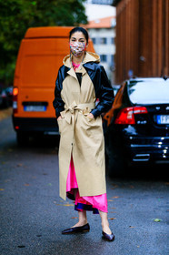 beige trench coat, black leather trench coat, bicolor trench coat, raincoat, belted trench coat, pink dress, burgundy leather loafers, pearl strap sunglasses, covid face mask, caroline issa, street style, jonathan paciullo, FW, frenchystyle, fashion week, MFW, MILAN, SPRING SUMMER 2021, SS 21, vertical, full length