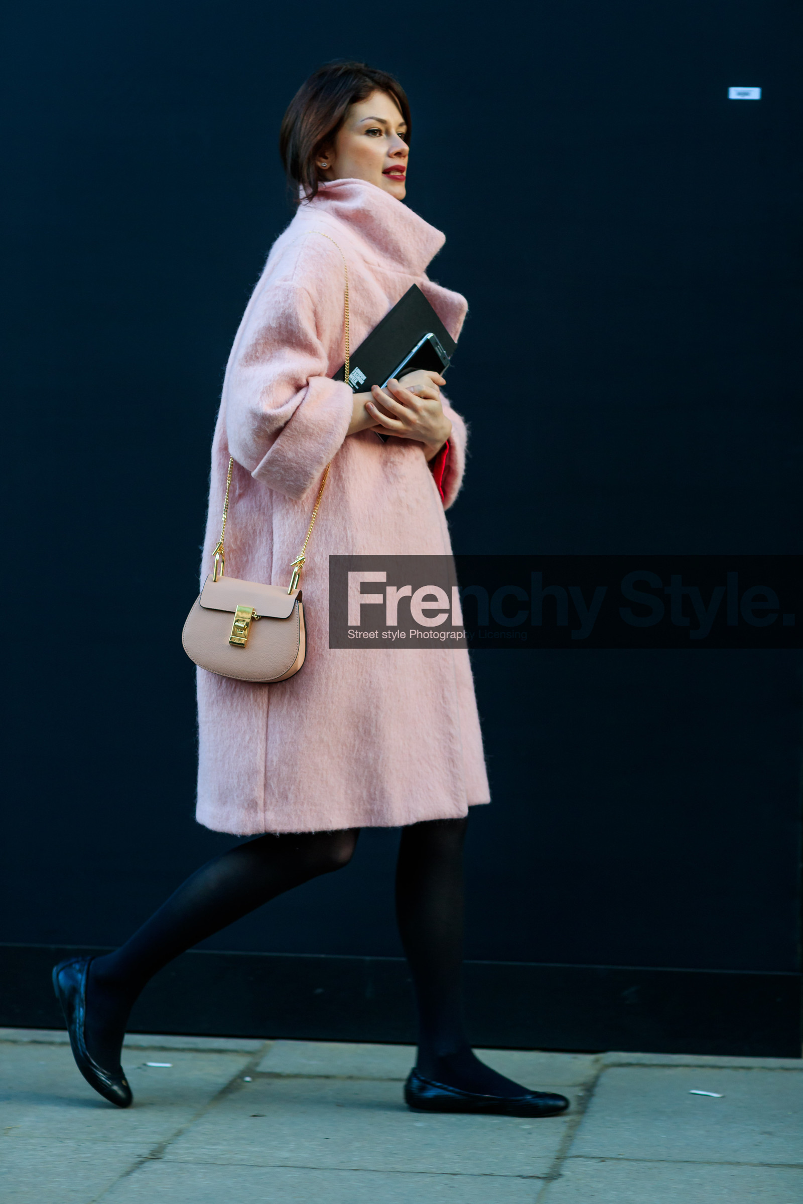 AUTUMN WINTER 2017-2018, AW 17-18, ballerinas, beige bag, black shoes, chloe, FALL WINTER 2017-2018, fashion week, frenchystyle, full length, FW, FW 17-18, jonathan paciullo, leather bag, leather shoes, LFW, LONDON, pink coat, street style, vertical