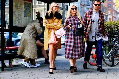 animal print, black bag, black shoes, blue denim, checked, denim pants, fur collar, graphic dress, graphic jacket, grey shirt, high heels, jeans, leather bag, leather shoes, pink bag, plaid, printed dress, printed jacket, red dress, sunglasses, trousers, yellow coat, fashion week, frenchystyle, FW, jonathan paciullo, street style, LFW, LONDON, SPRING SUMMER 2019, SS 19, atmosphere details, horizontal, full length