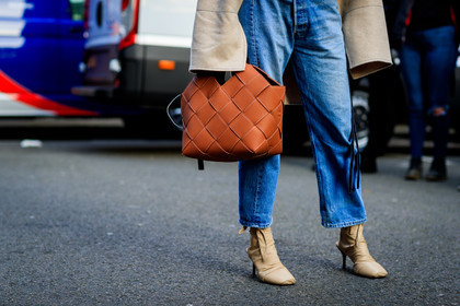 beige shoes, beige sweater, blue denim, brown bag, checked, denim pants, high heels, jeans, leather bag, leather shoes, loewe, plaid, trousers, fashion week, frenchystyle, FW, jonathan paciullo, street style, LFW, LONDON, AUTUMN WINTER 2018-2019, AW 18-19, FALL WINTER 2018-2019, FW 18-19, horizontal, atmosphere details, detail, pernille teisbaek