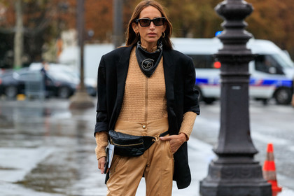 chloe loulou de saison, chanel bag, chanel belt, chanel sunglasses, chanel total look, chanel pants, chanel scarf, chanel cardigan, belt bag, black jacket, black scarf, zipped cardigan, tweed jacket, tweed cardigan, beige leather pants, black leather bag, black leather belt, quilted bag, quilted belt, leather scarf, PARIS, PFW, SPRING SUMMER 2020, SS 20, fashion week, frenchystyle, FW, jonathan paciullo, street style, horizontal, atmosphere details, detail