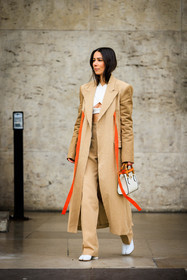 classic trench, beige pants, tabi shoes, margiela shoes, tabi boots, gucci bag, gucci bamboo bag, white top, cut out top, orange details coat, white handbag, alice & j.s, alice barbier, fashion week, frenchystyle, FW, jonathan paciullo, street style, AUTUMN WINTER 2022-2023, FALL WINTER 2022_2023, FW 22-23, PFW, PARIS, vertical, full length